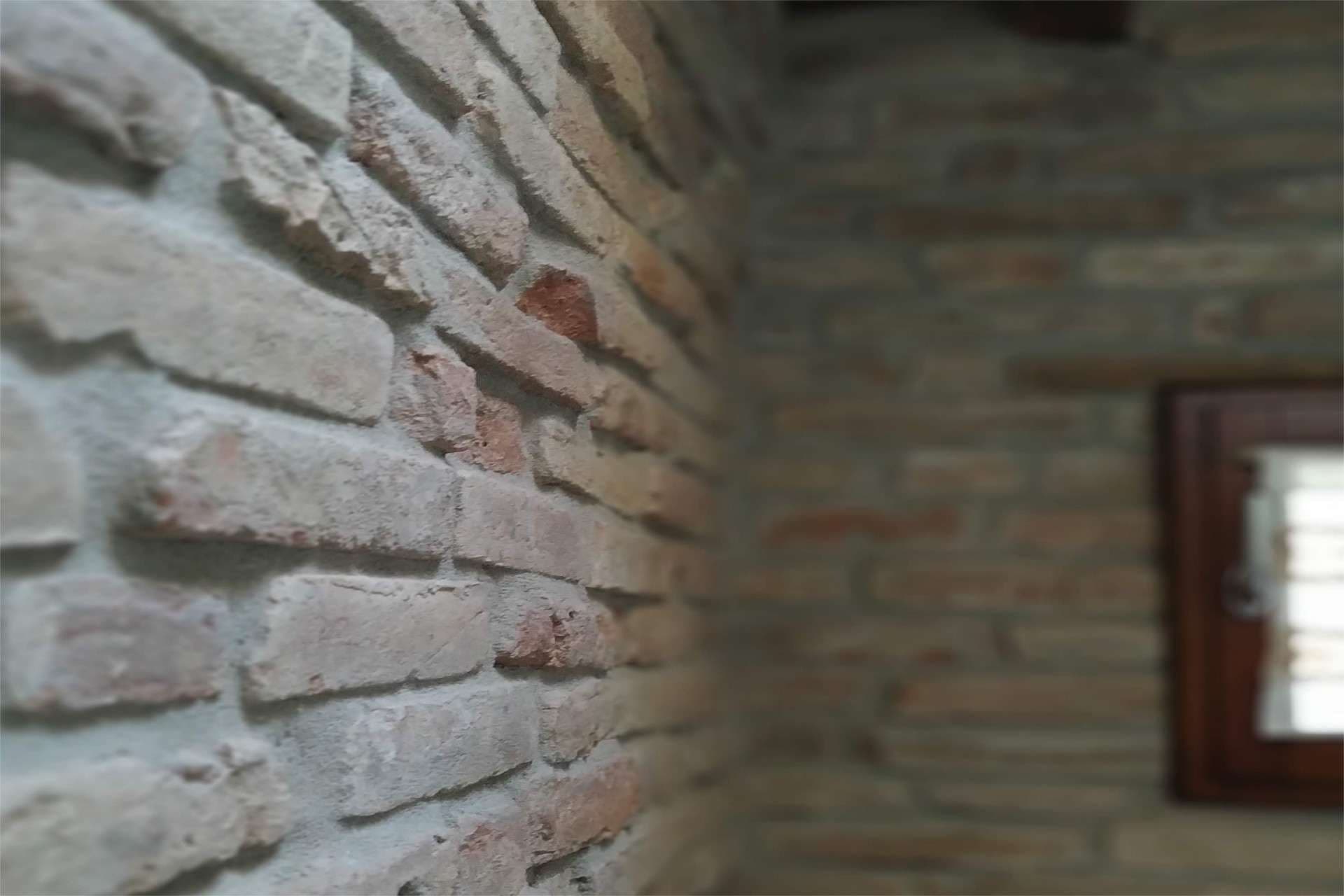 Biosyl è un idrorepellente per materiali edili assorbenti per interni e per esterni - 2