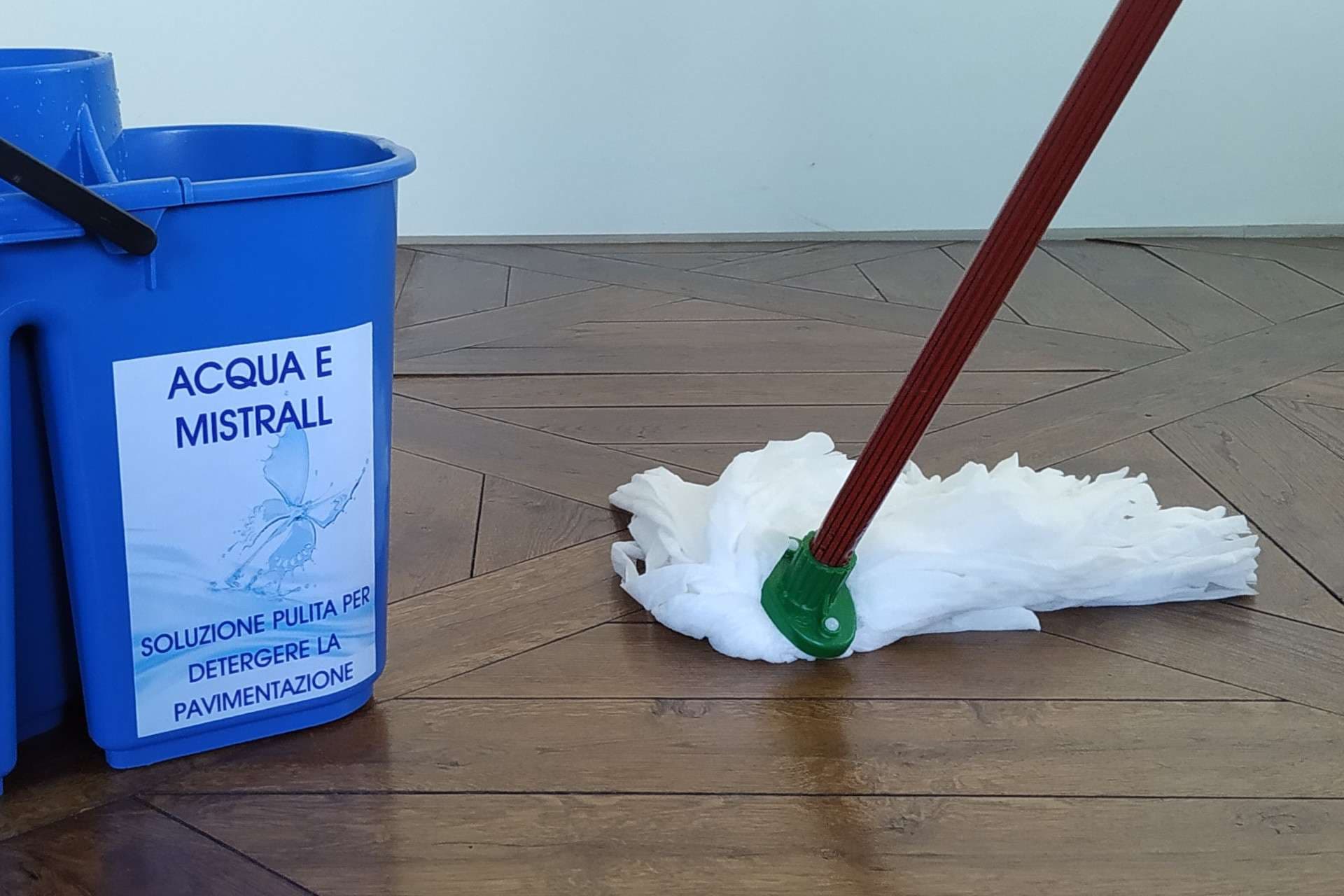 Mistrall detergente igienizzante neutro brillantante idoneo per tutte le superfici lavabili - 2