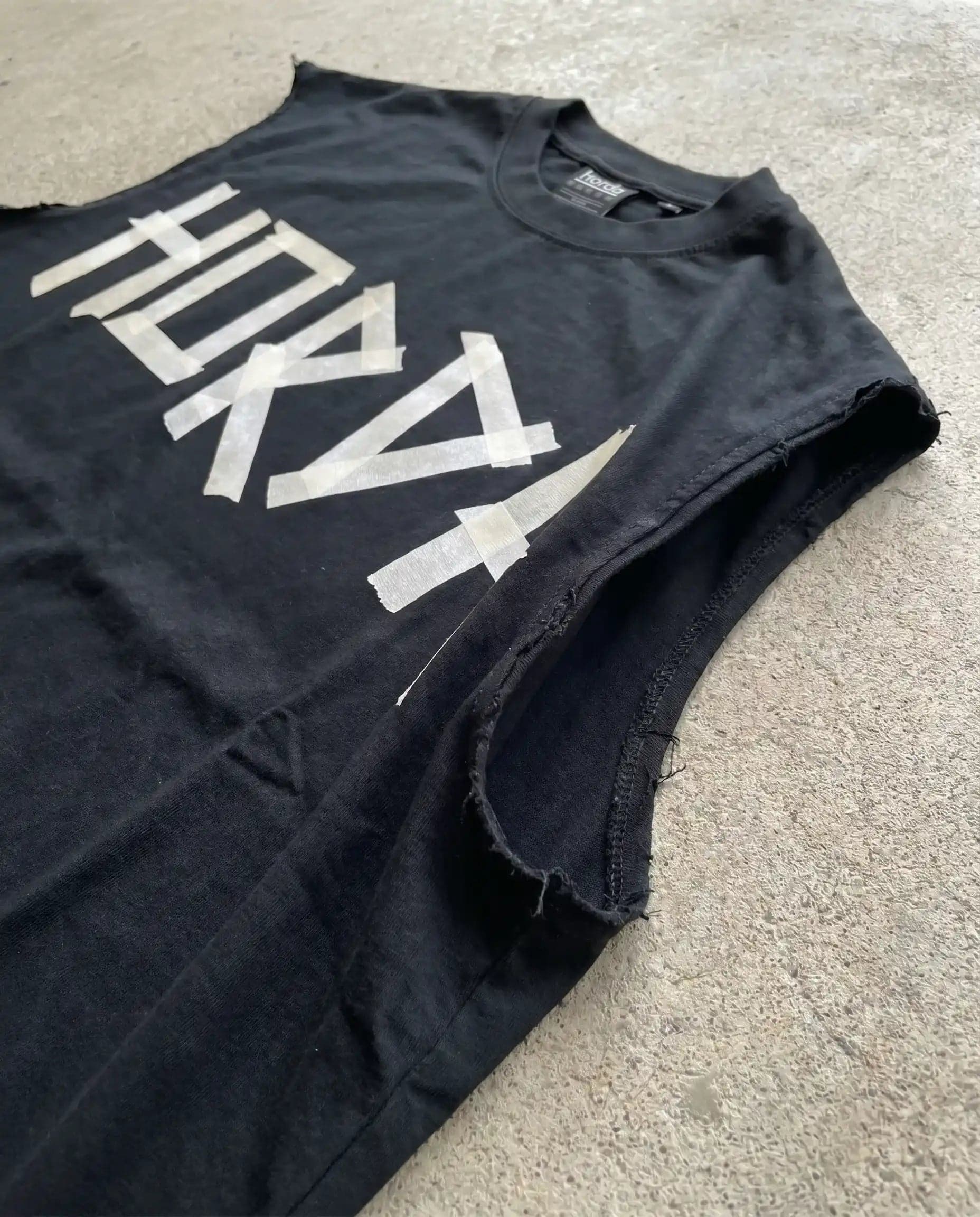 T-Shirt Tank Nera Boxy Fit 200g con tagli a vivo - 4
