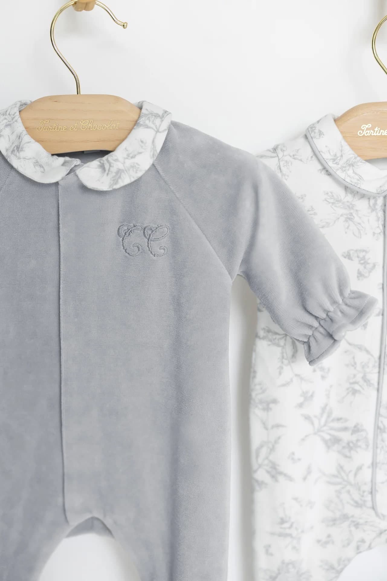 Pigiama in Velluto Grigio Chiaro Tartine et Chocolat in Stampa Toile de Jouy – 1 mese