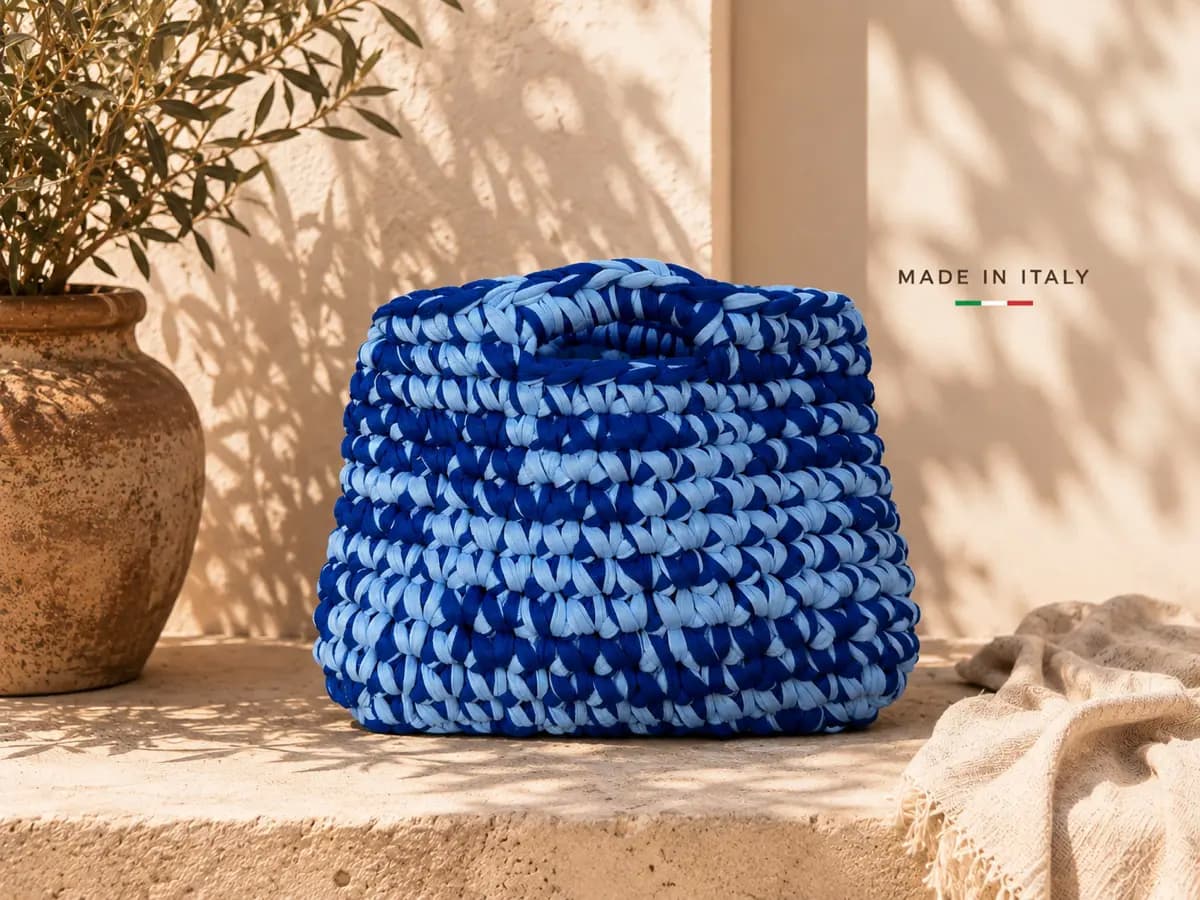 Borsa in fettuccia alluncinetto blu e azzurra fatta a mano con manici integrati - 2