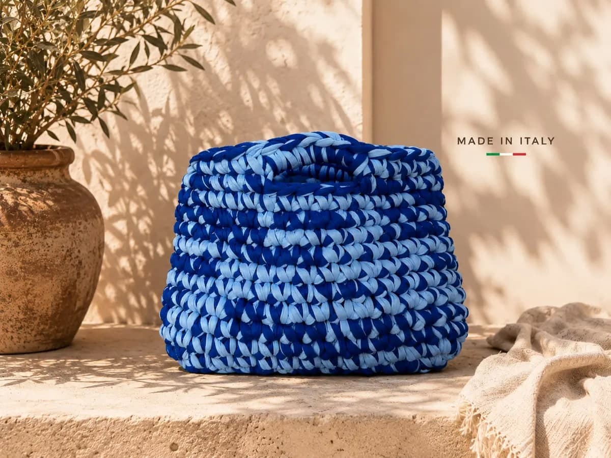 Borsa in fettuccia alluncinetto blu e azzurra fatta a mano con manici integrati - 1