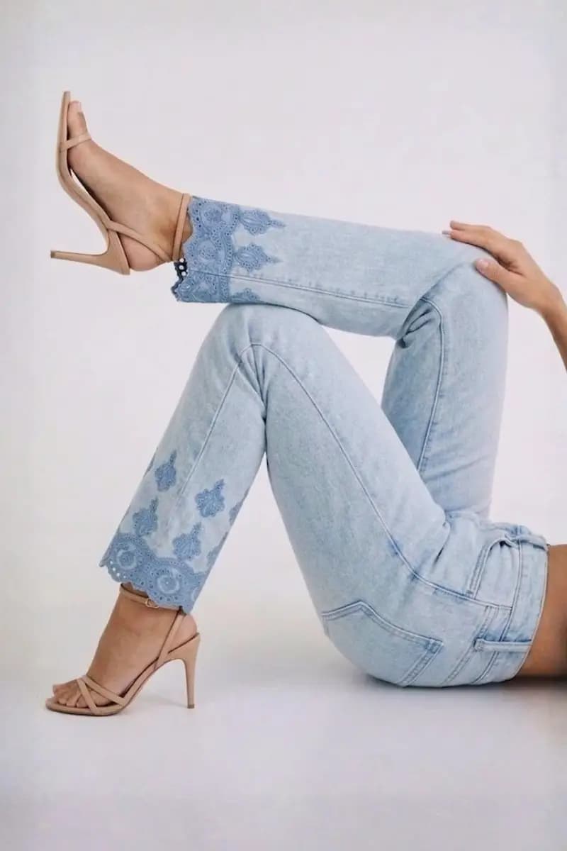 Jeans con decori in pizzo | AMOSA