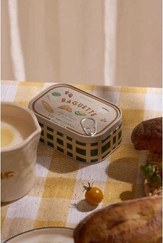 Candela Bistro in latta stampata a forma di baguette francese da 127 g (4,5 oz)  Al profumo di rosmarino e timo - 3