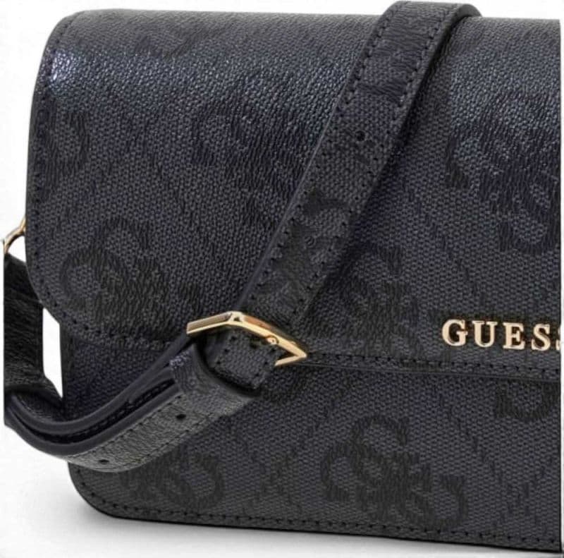 GUESS Guess Borsa a Spalla Sadie Flap Donna Coal Logo in Materiale Sintetico con Patta e Monogramma - 3