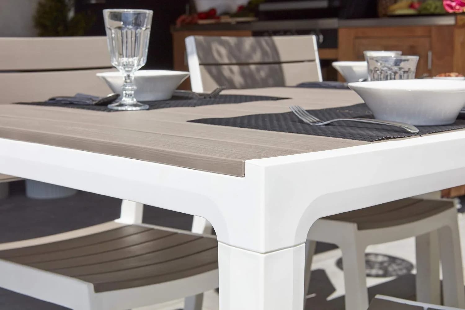 Tavolo da Giardino in Resina Effetto Legno Colore Bianco e Cappuccino 6 - 2