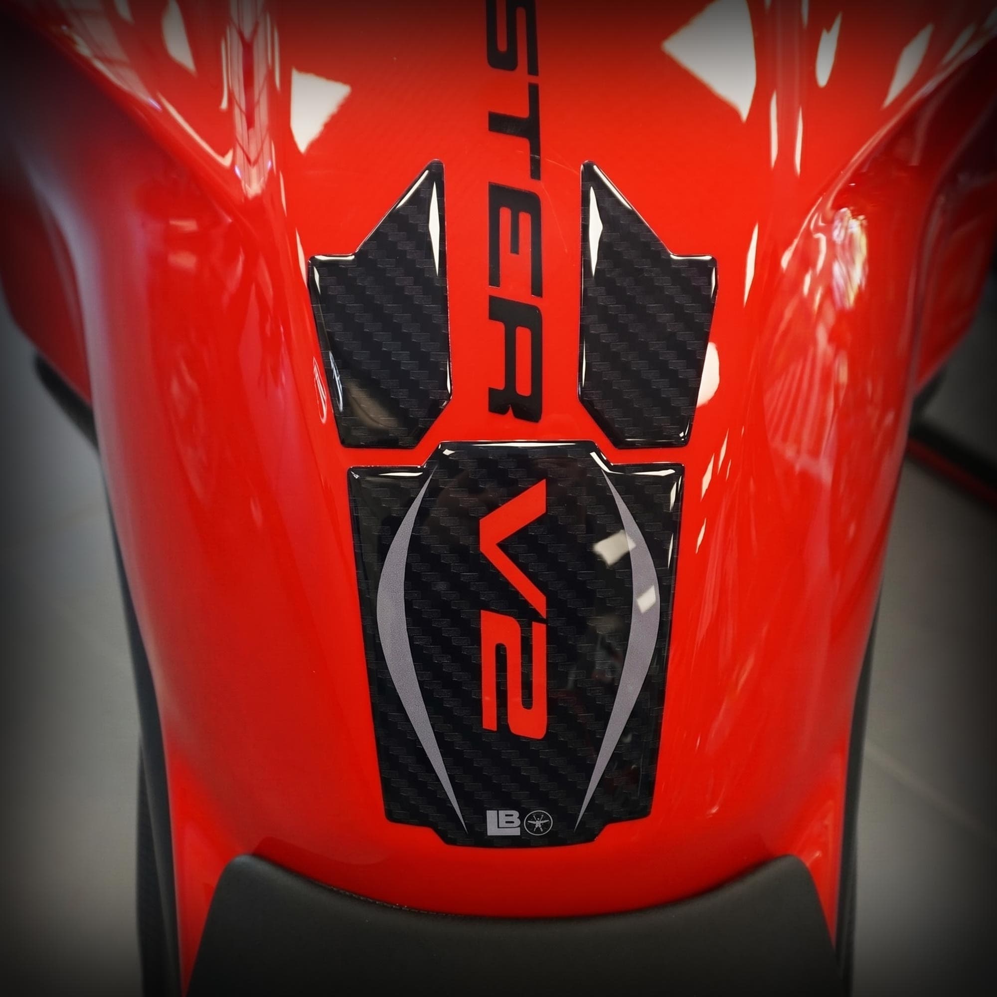 Paraserbatoio moto adesivo resin 3D compatibile con Ducati Monster V2 2026