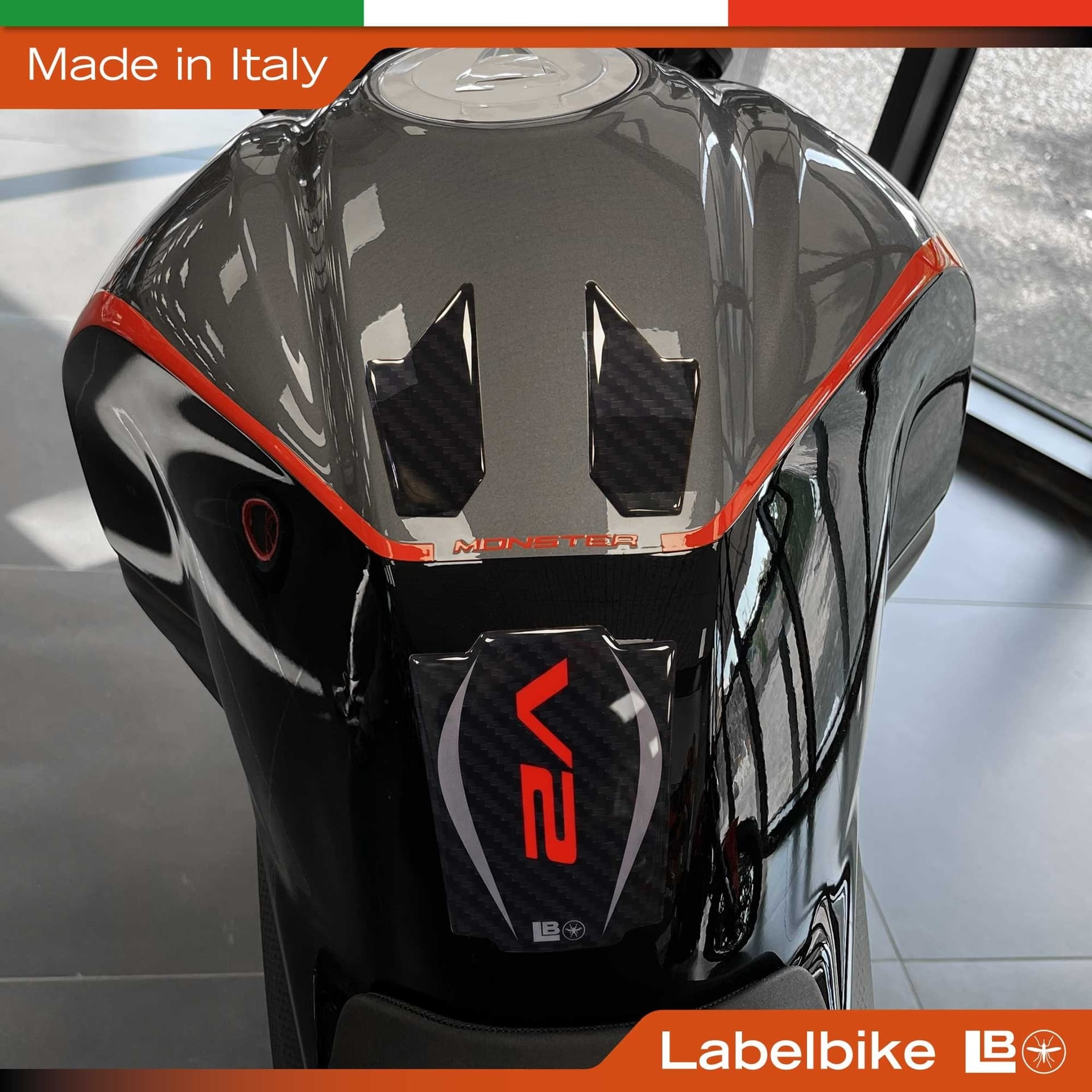 Paraserbatoio moto adesivo resin 3D compatibile con Ducati Monster V2 2026 - 4