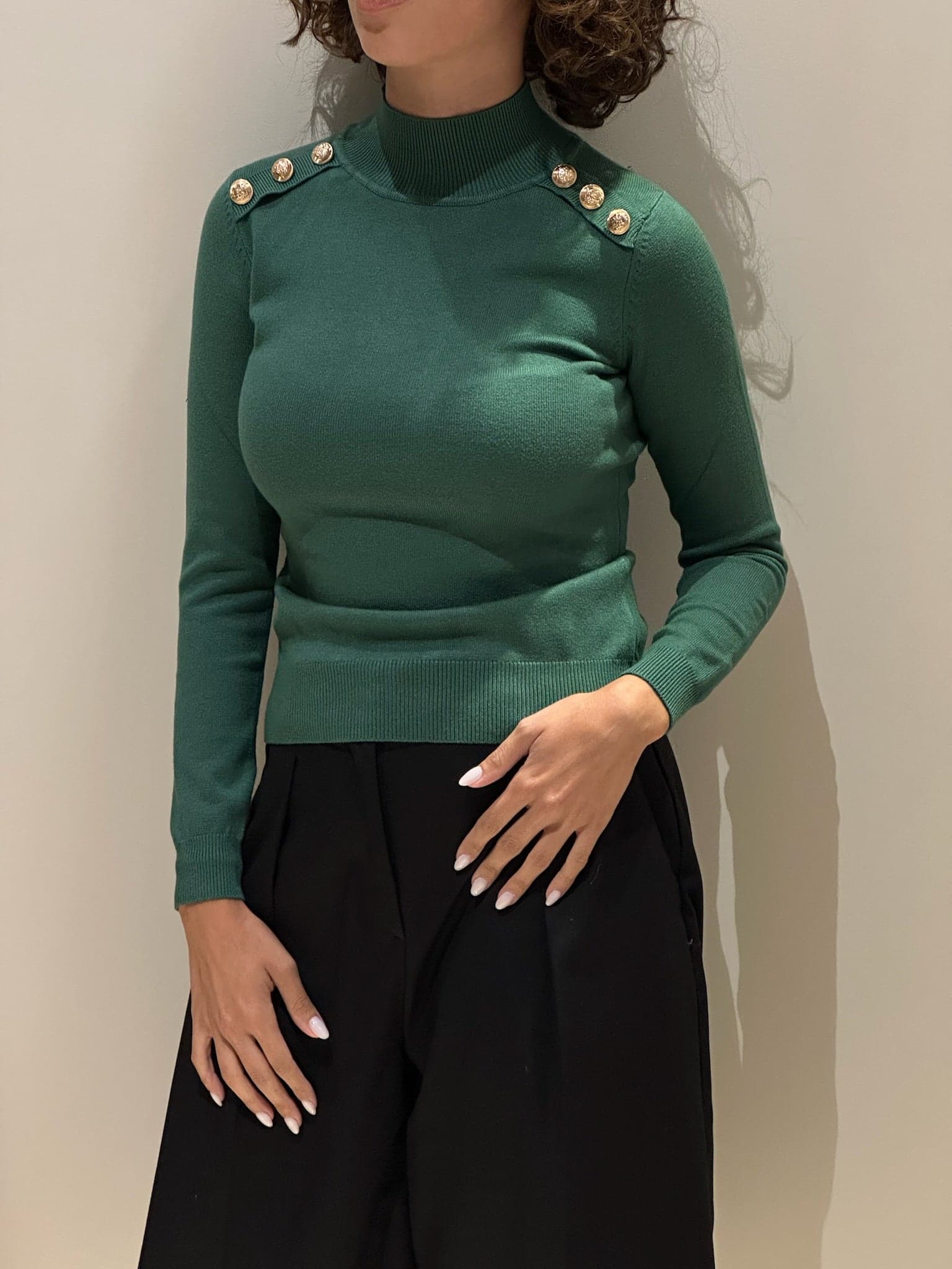 Maglia con bottoni oro sulle spalle sagomata - 2