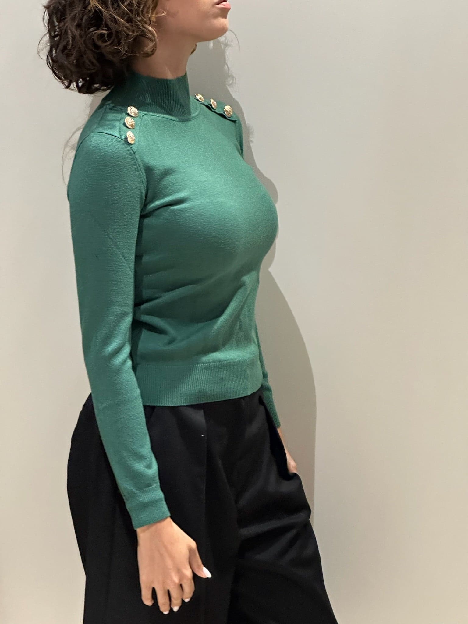 Maglia con bottoni oro sulle spalle sagomata - 3