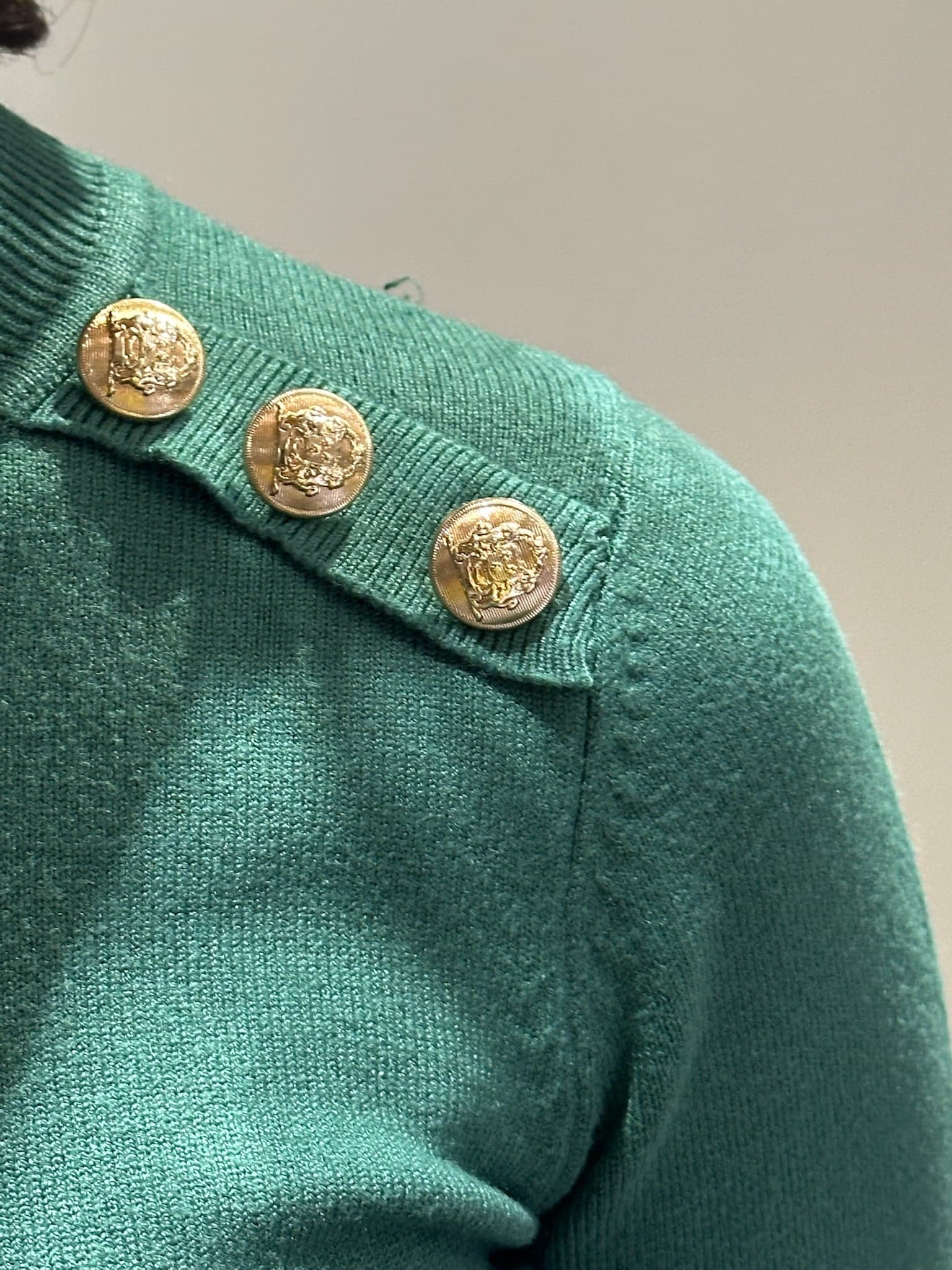 Maglia con bottoni oro sulle spalle sagomata - 4