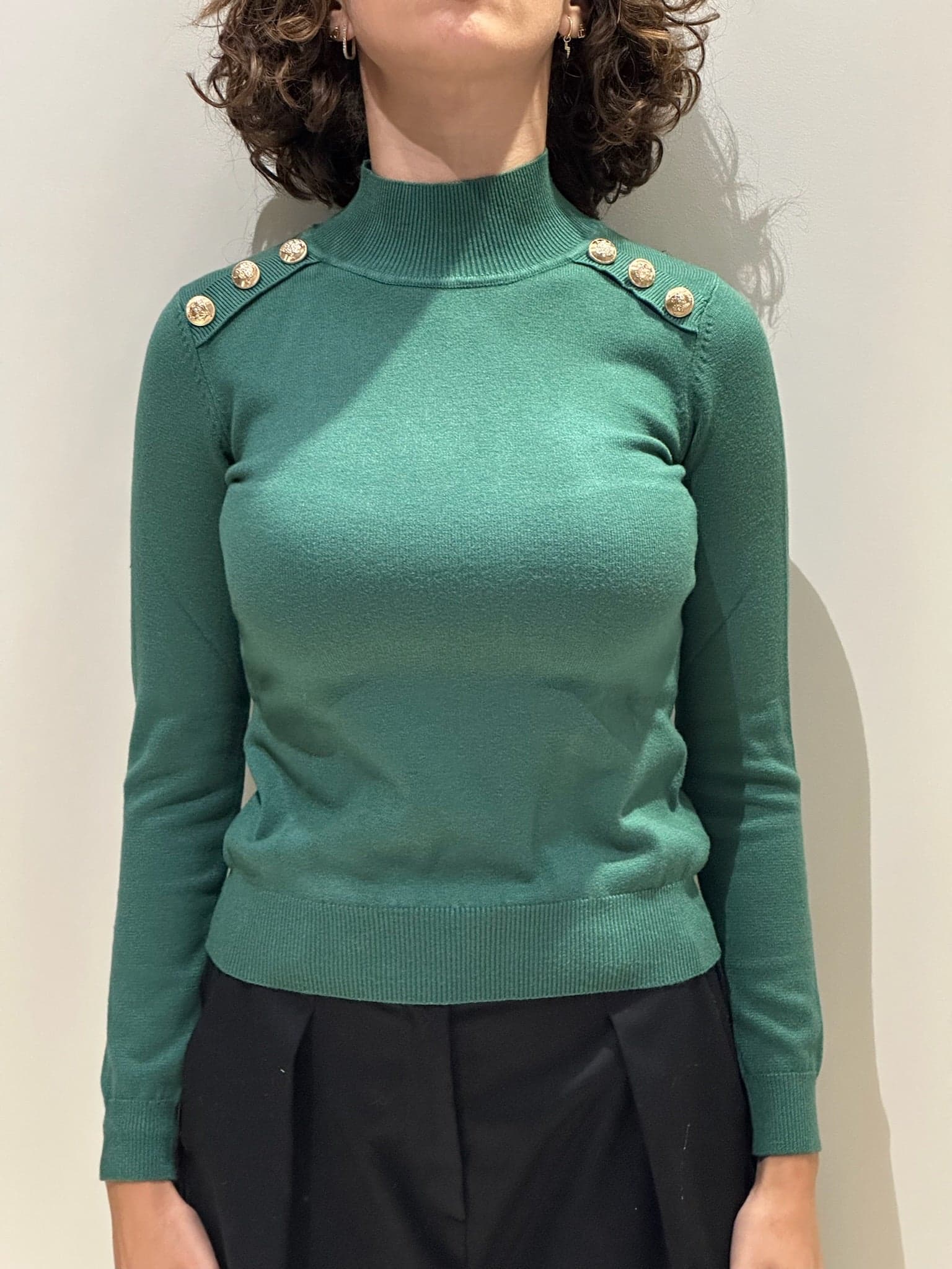 Maglia con bottoni oro sulle spalle sagomata - 5