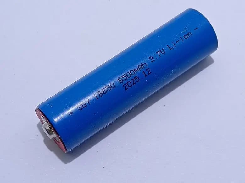 Batteria Ricaricabile Li-ion 18650 6500MAH 3.7V ad Alta Capacità Testa Alta Ideale per Torce LED e Power Bank Pacco Batteria Ricambi - 2