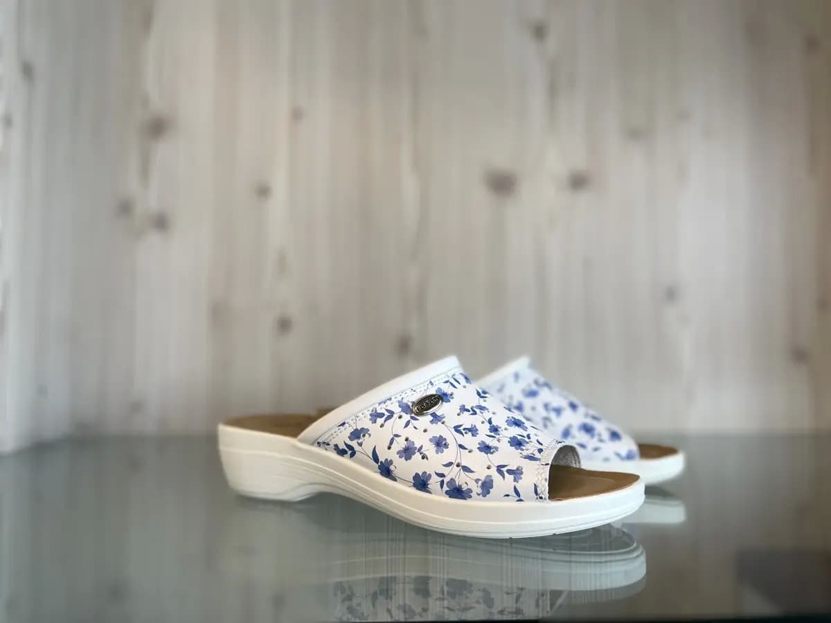 Fly Flot Ciabatte sanitarie aperte donna evopell bianco fiori azzurri - 5