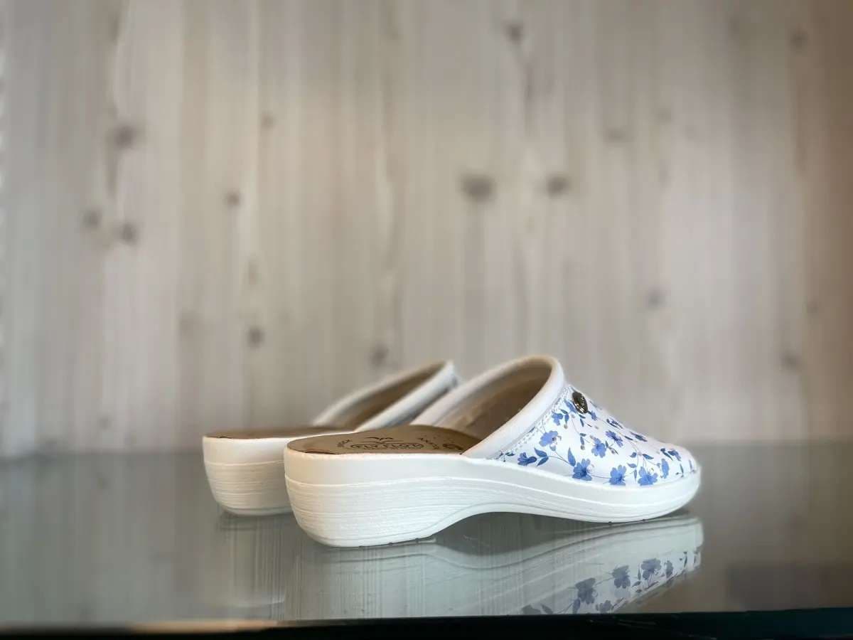 Fly Flot Ciabatte sanitarie aperte donna evopell bianco fiori azzurri - 2