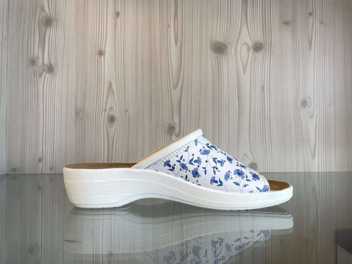 Fly Flot Ciabatte sanitarie aperte donna evopell bianco fiori azzurri - 4