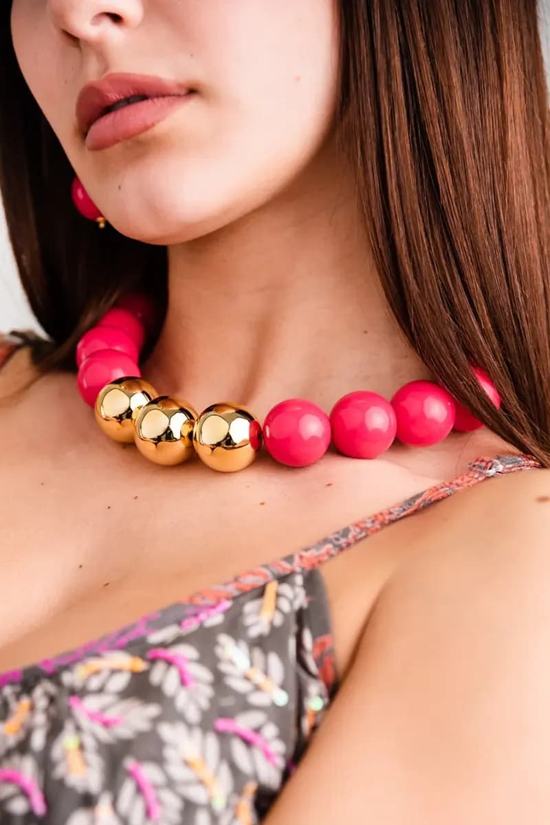 MYA ACCESSORIES | Collana girocollo in acrilico con sfere fucsia - 4