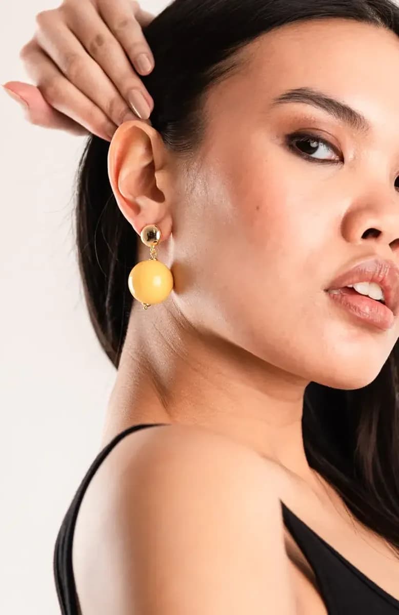 MYA ACCESSORIES | Orecchini in ottone con sfera XXL in acrilico giallo