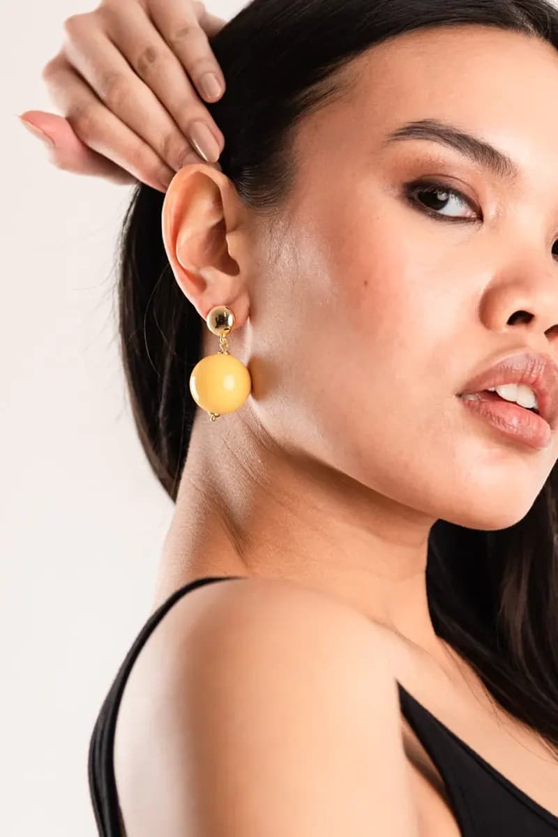 MYA ACCESSORIES | Orecchini in ottone con sfera XXL in acrilico giallo - 3