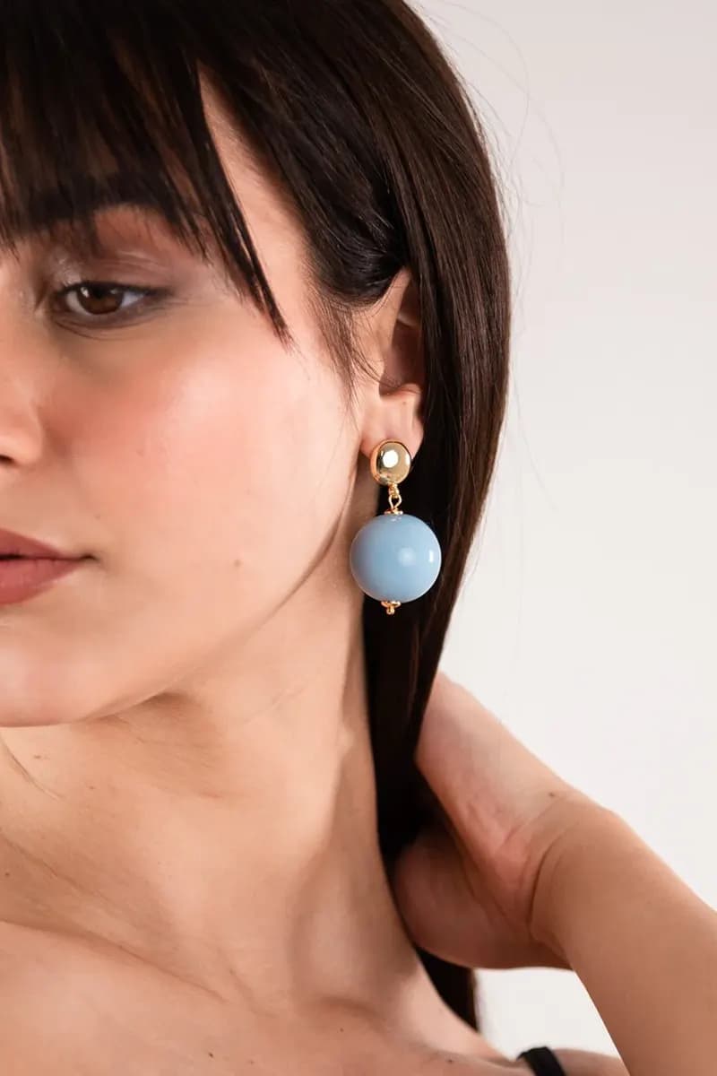 MYA ACCESSORIES | Orecchini in ottone con sfera XXL in acrilico celeste - 3