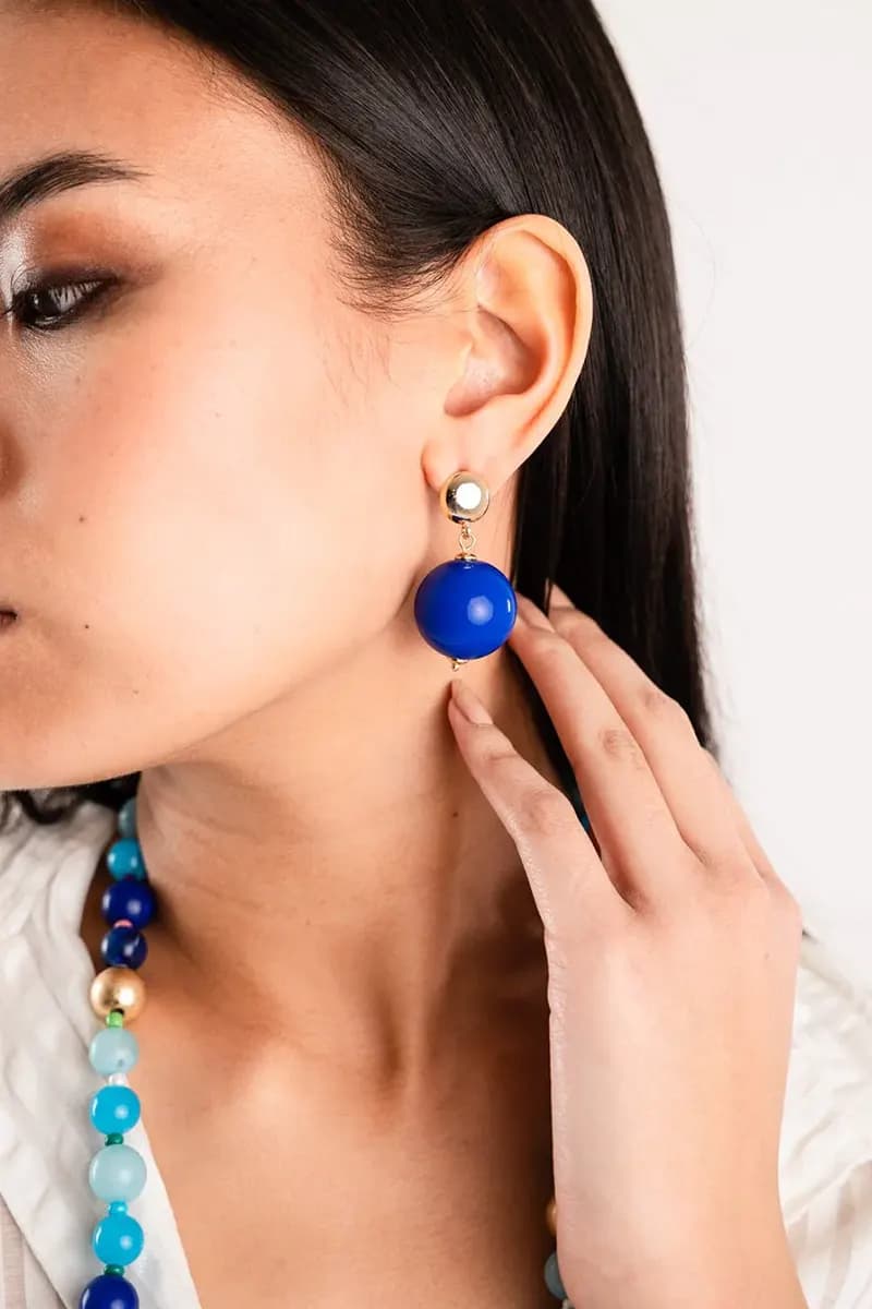 MYA ACCESSORIES | Orecchini in ottone con sfera XXL in acrilico blu - 3