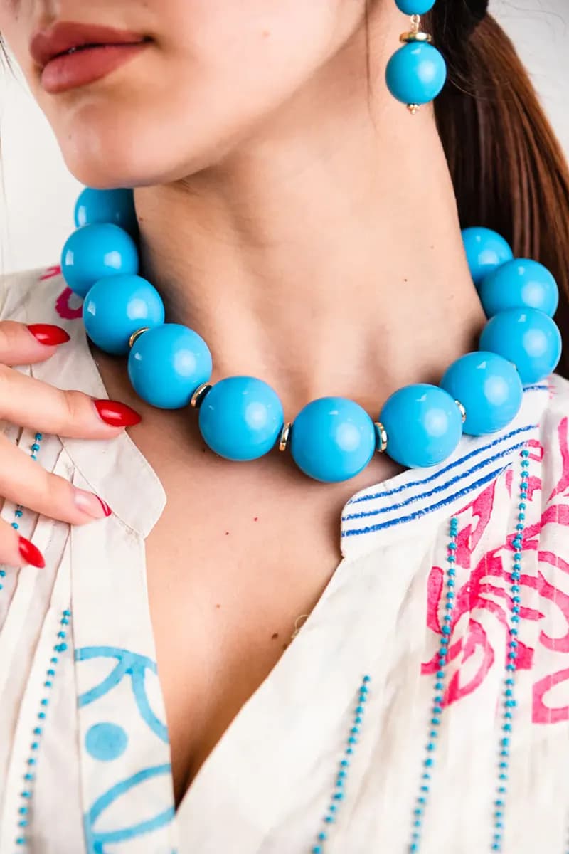 MYA ACCESSORIES | Collana girocollo in acrilico XXL con rondelle in ottone - 4