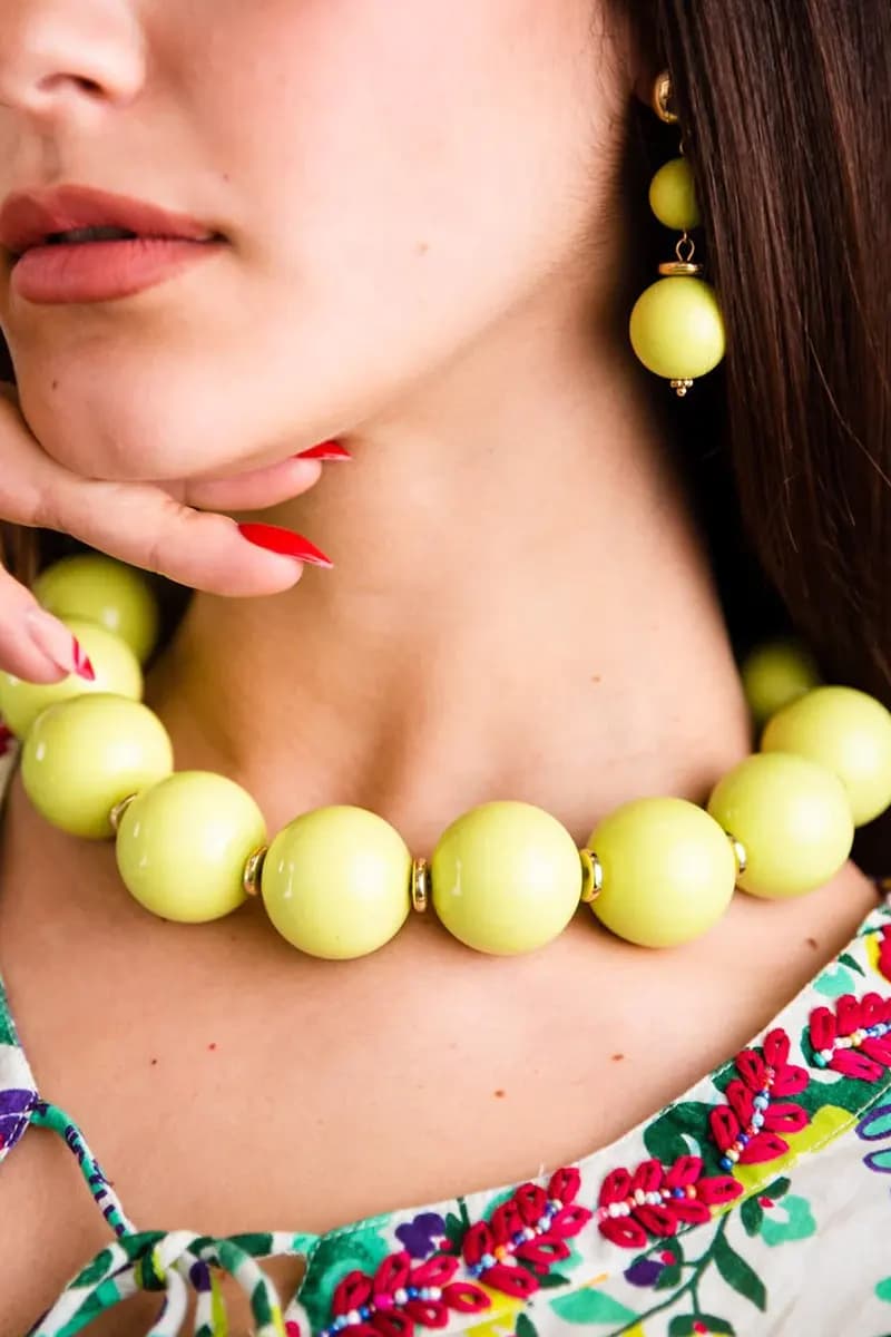 MYA ACCESSORIES | Collana girocollo in acrilico XXL con rondelle in ottone - 4