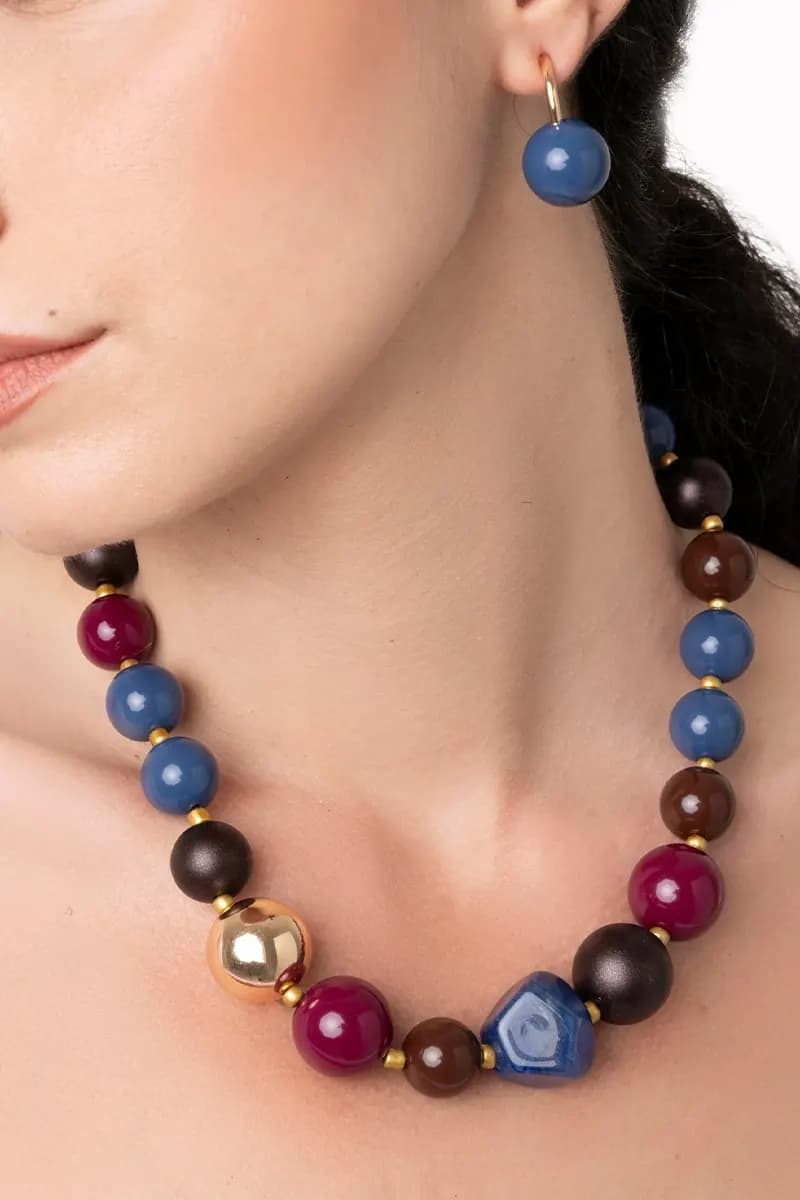 MYA ACCESSORIES | Collana girocollo con sfere in acrilico tono rosso e blu - 2
