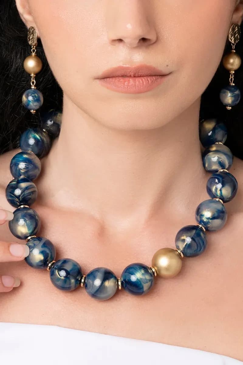 MYA ACCESSORIES | Collana girocollo con sfere dalle nuances blu - 5