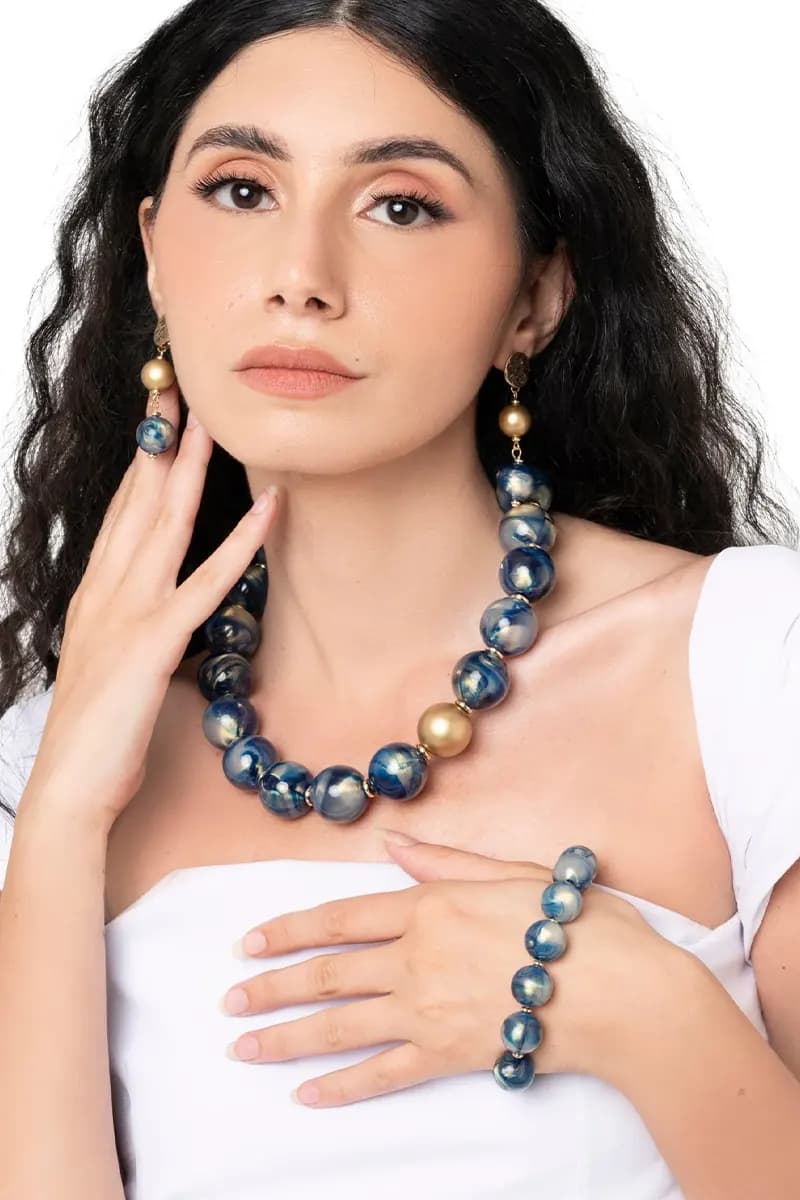 MYA ACCESSORIES | Collana girocollo con sfere dalle nuances blu - 2
