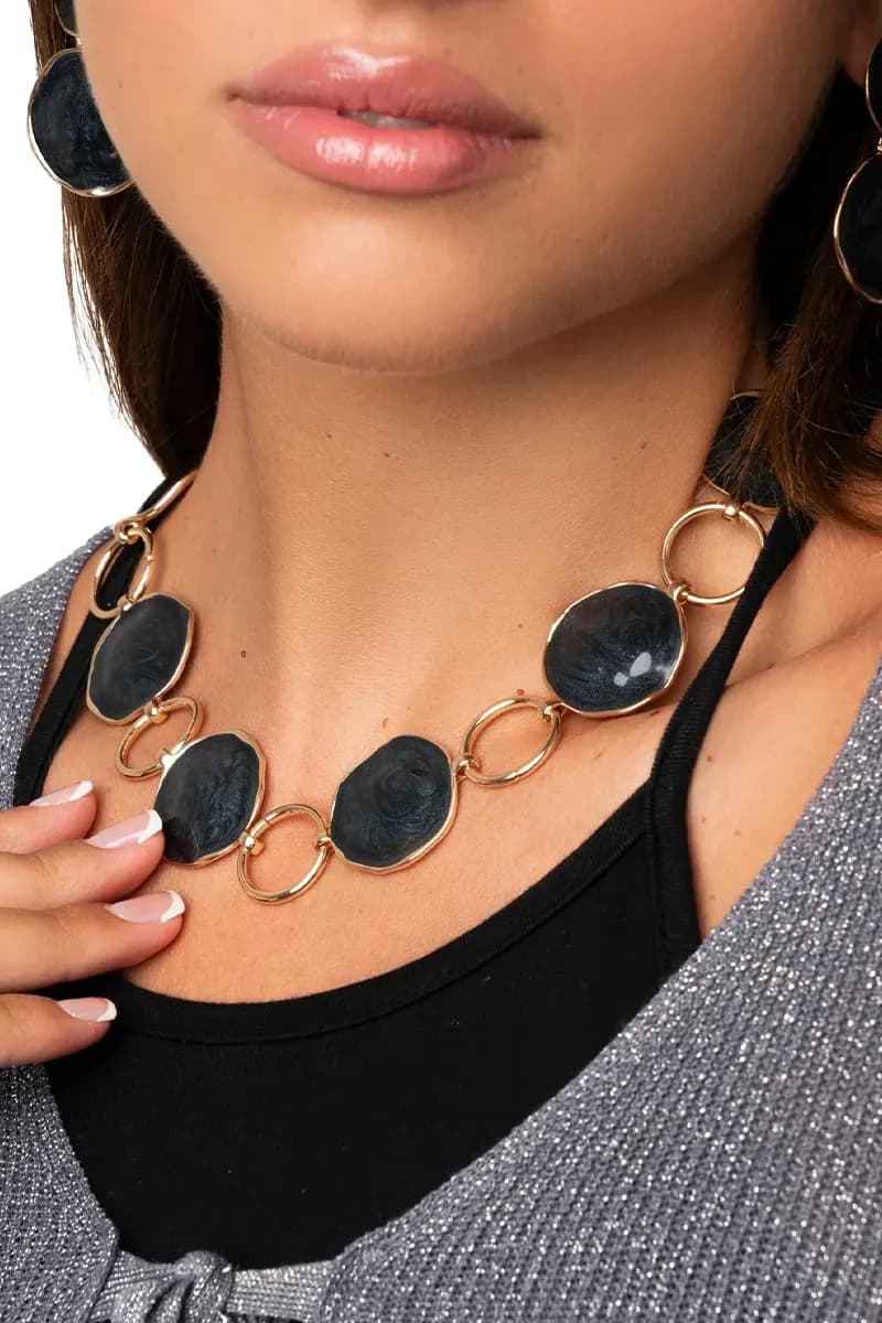 MYA ACCESSORIES | Collana girocollo in metallo con cerchi marmorizzati - 5