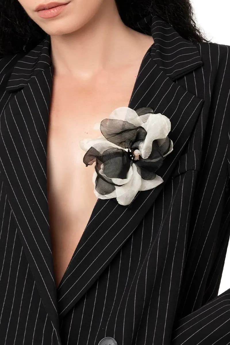 MYA ACCESSORIES | Spilla a forma di fiore in tessuto - 3
