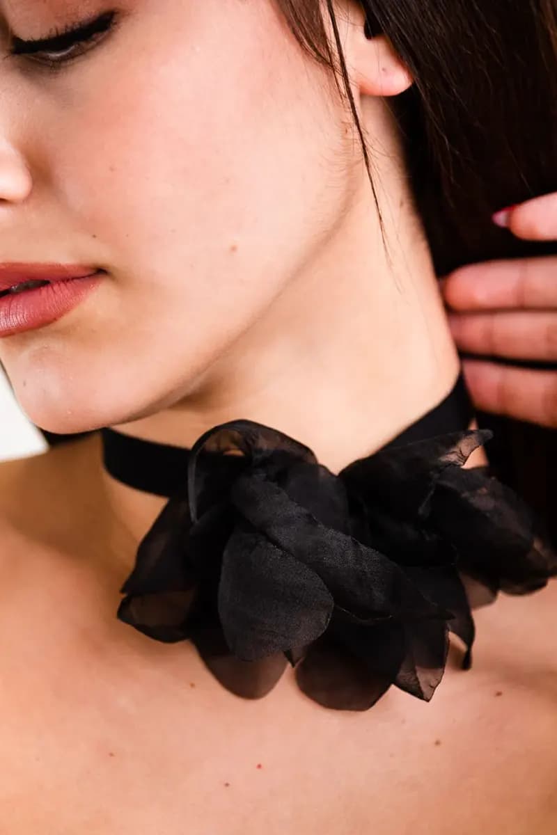 MYA ACCESSORIES | Collana chocker in tessuto con fiore - 3
