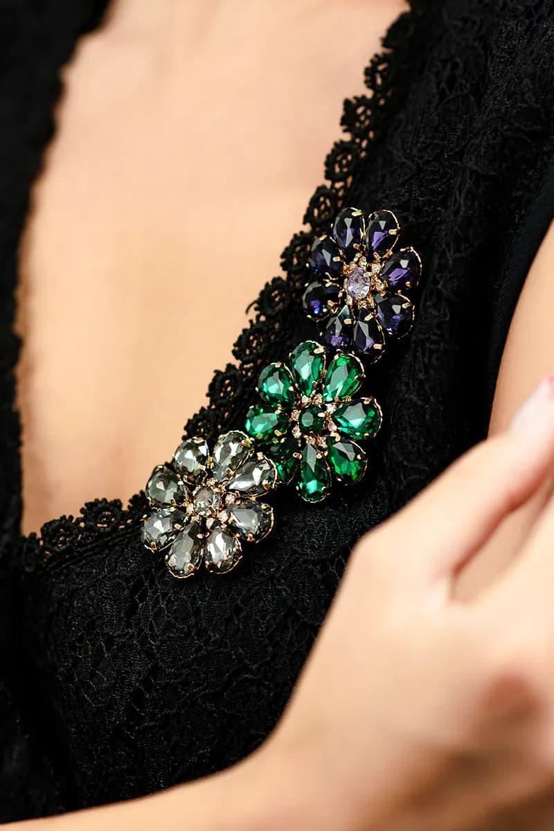 MYA ACCESSORIES | Spilla a fiore con pietre in vetro - 2