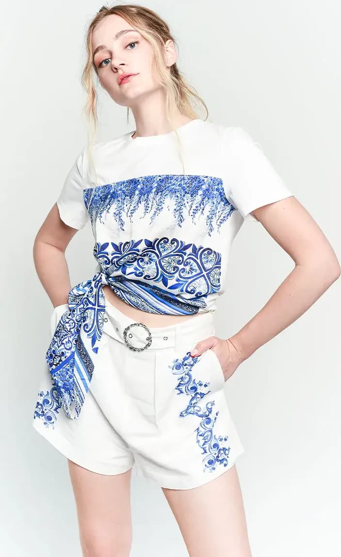 AMOSA | T-shirt motivo maiolica con nodo in vita