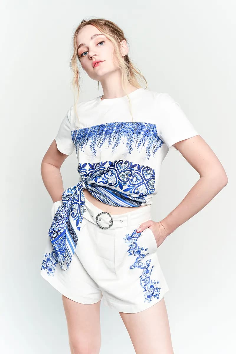 AMOSA | T-shirt motivo maiolica con nodo in vita - 2