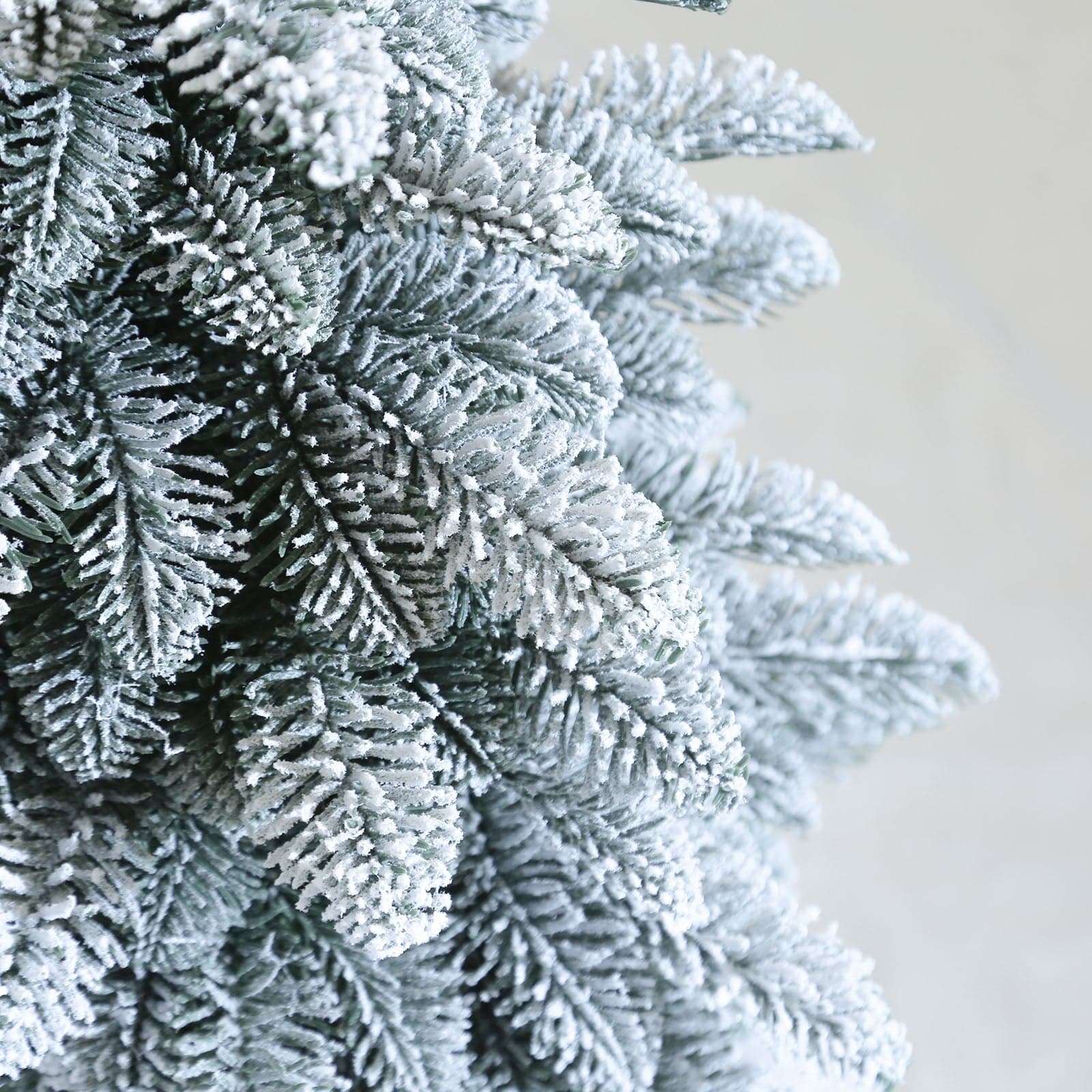 Albero di natale pinetto innevato "Dream" in PE effetto Real Touch e base in legno - 2