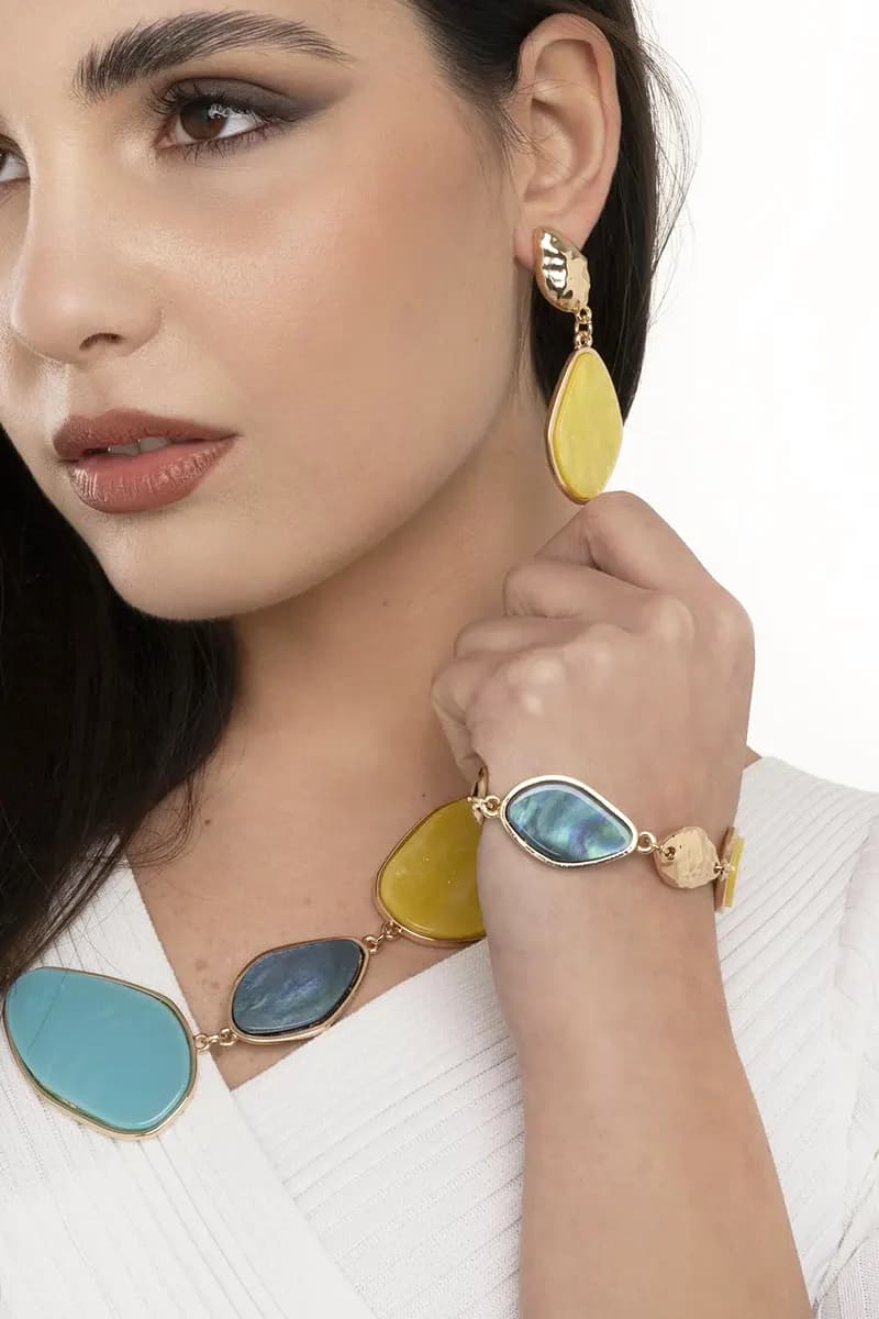MYA ACCESSORIES | Orecchini pendenti con pietra in acrilico - 3