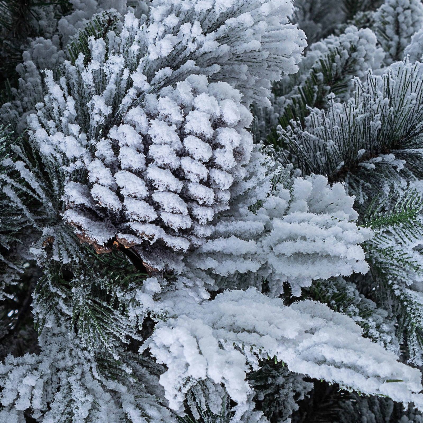 Albero di natale innevato con Pigne "Andover" in PP Effetto Aghi di Pino + PE Effetto Real Touch +Flock - 2