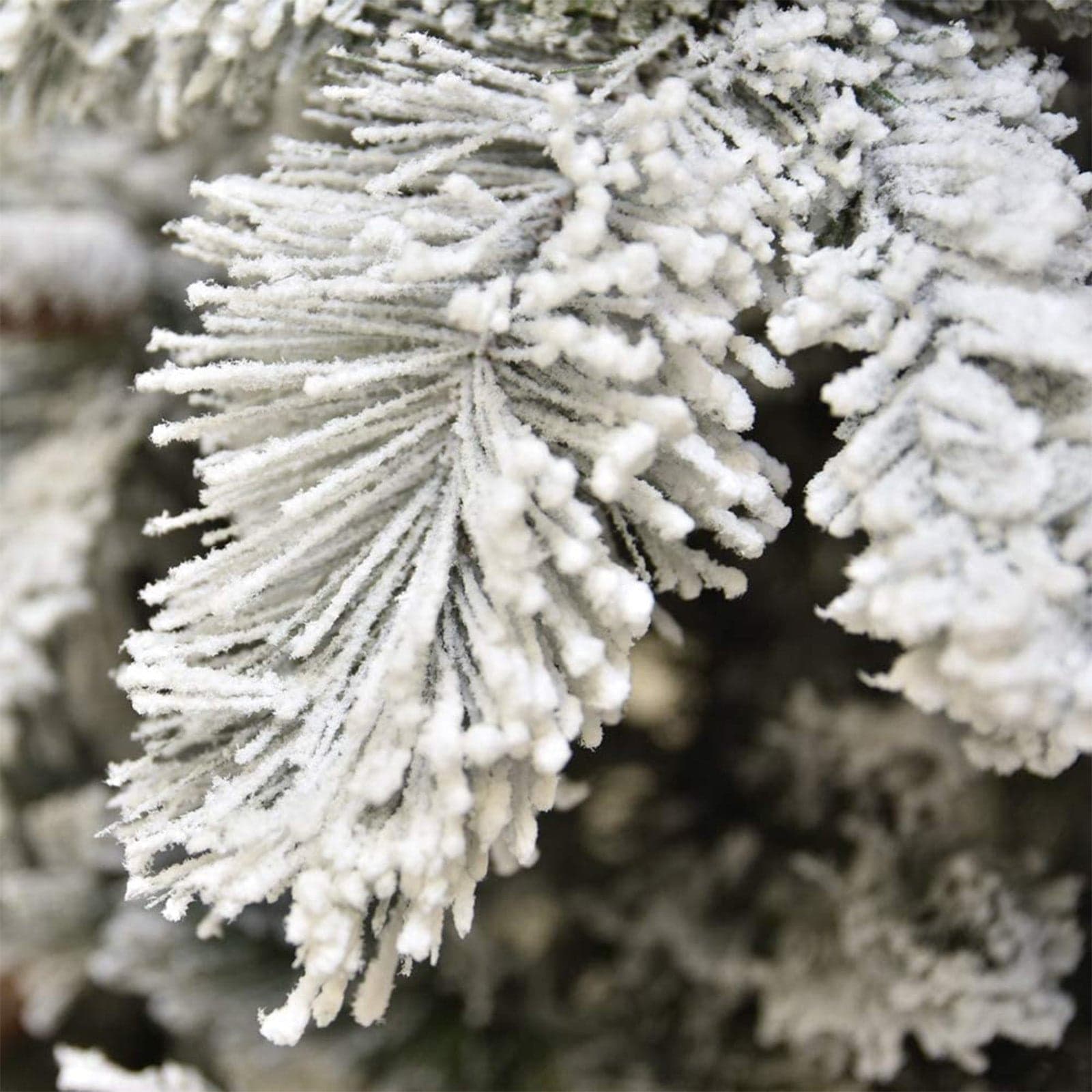 Albero di natale "New Gardena" innevato con Pigne in PP Effetto Aghi di Pino + PE Effetto Real Touch +Flock - 2