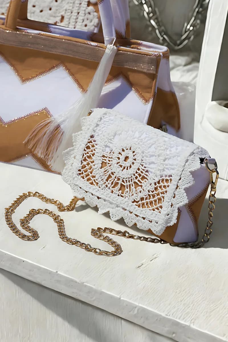 PHO Firenze | Pochette a tracolla con patta macramè - 2