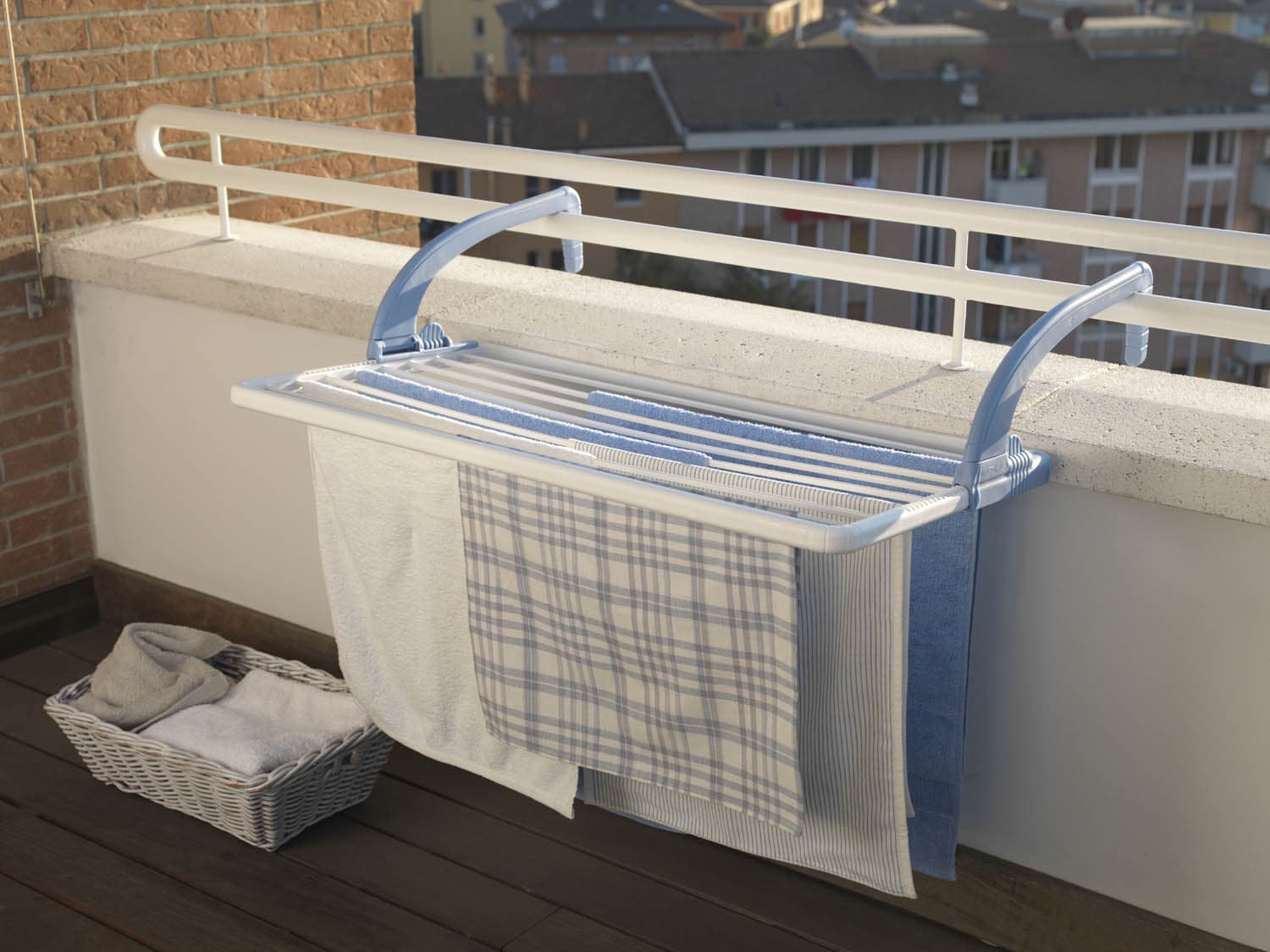 Stendibiancheria per balcone GIMI con struttura in resina resistente con bracci regolabili - 2