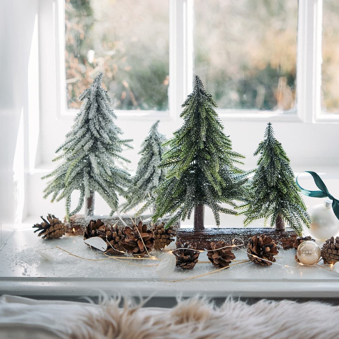 Alberelli di Natale innevati con base in legno in PE Effetto Real Touch h 23 cm - 2