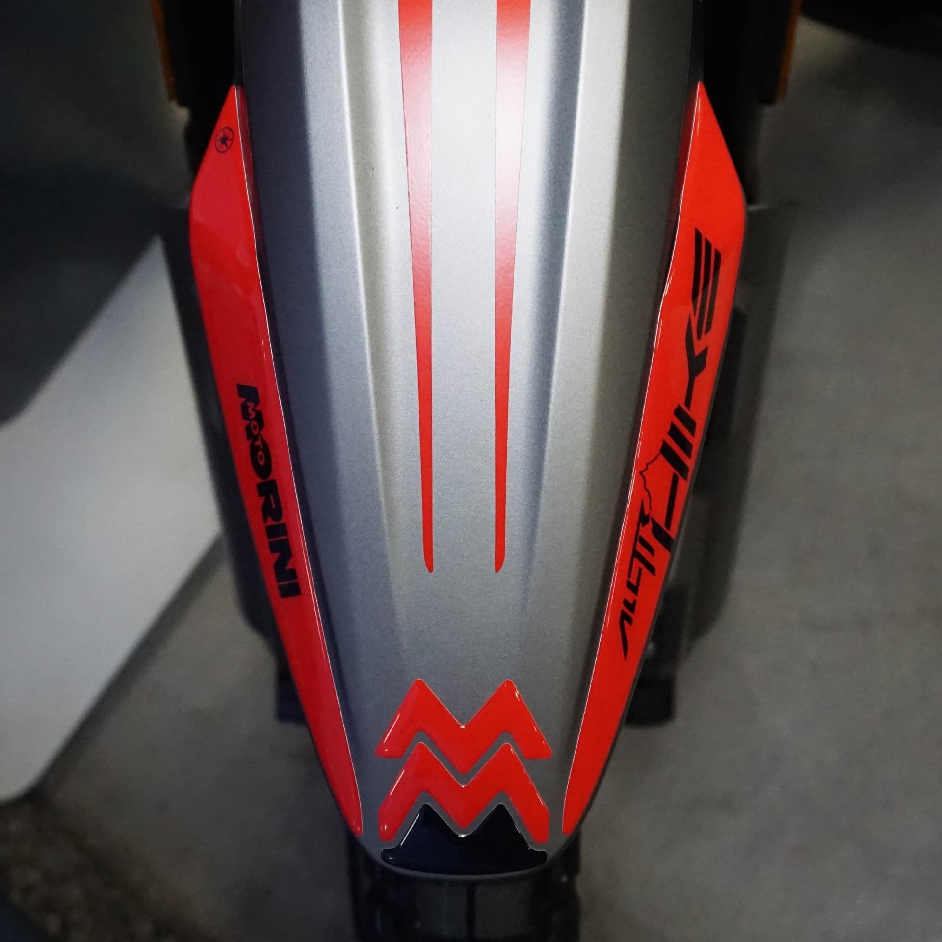 Adesivo 3D Parafango anteriore compatibile con Moto Morini Alltrhike 450 2026 - 7