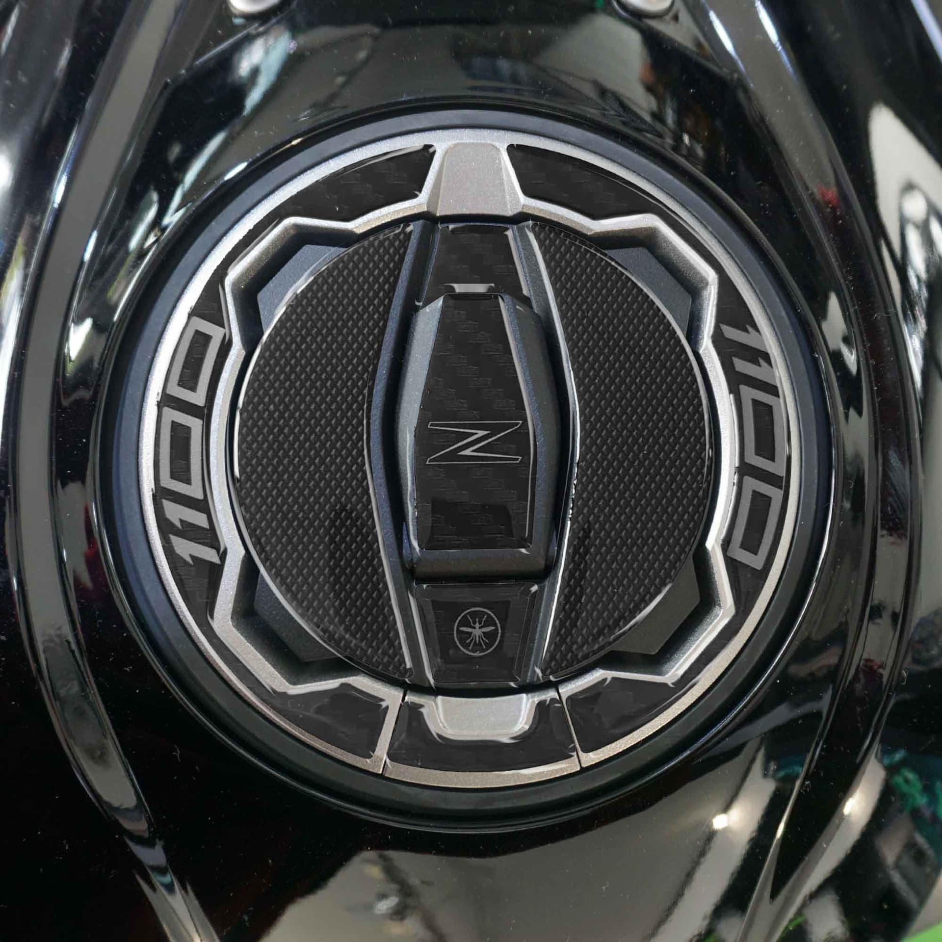 Adesivo 3D Protezione Tappo Serbatoio moto compatibile con Kawasaki Z1100 2025-2026 - 1