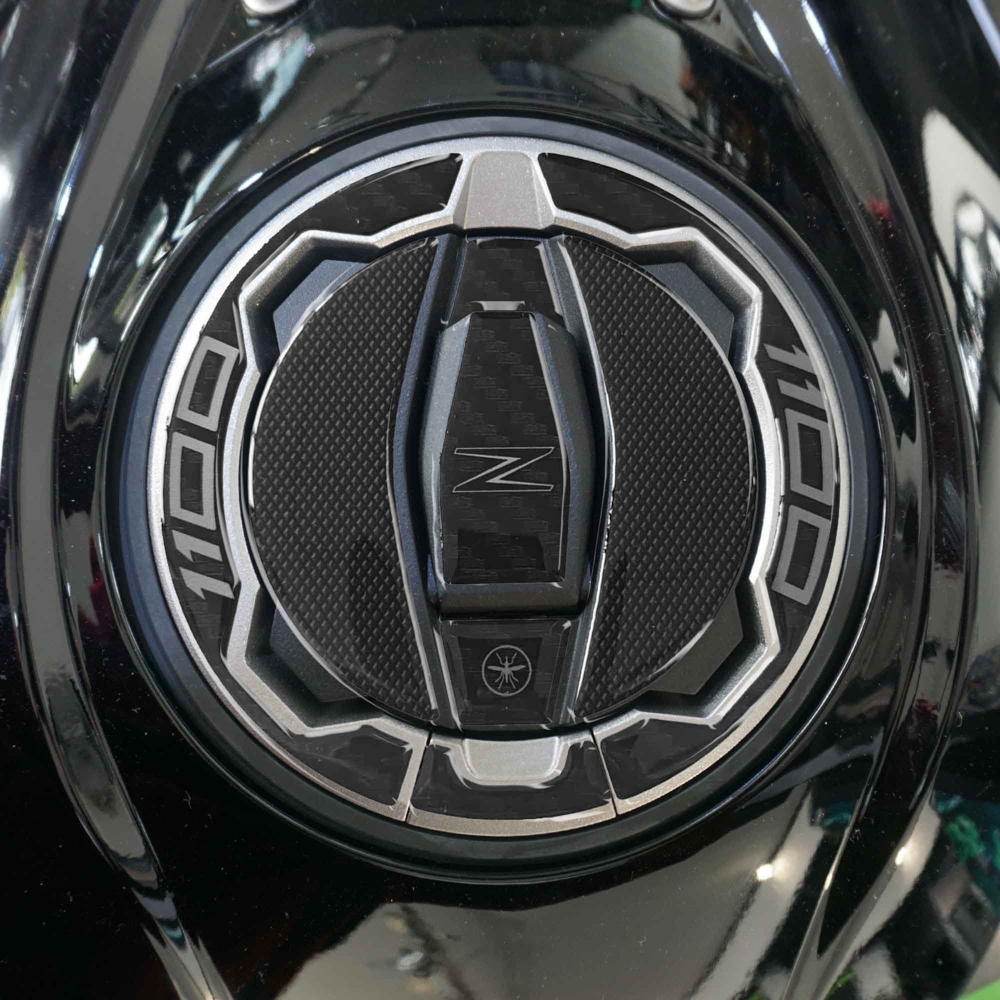 Adesivo 3D Protezione Tappo Serbatoio moto compatibile con Kawasaki Z1100 2025-2026 - 1