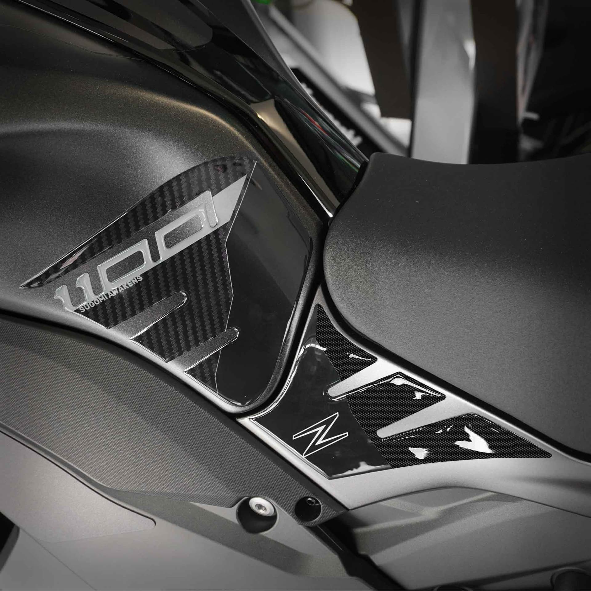 Protezioni Laterali Serbatoio Adesivi 3D compatibili con Kawasaki Z1100 2026 - 1
