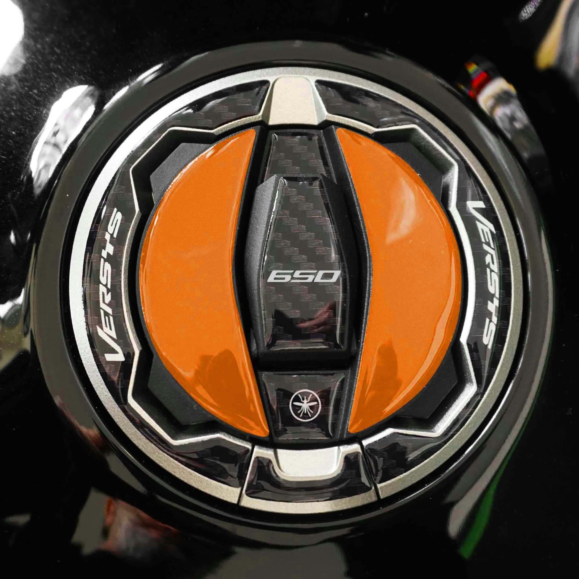 Adesivo 3D Tappo Serbatoio moto compatibile con Kawasaki Versys 650 2021-2026 - 1