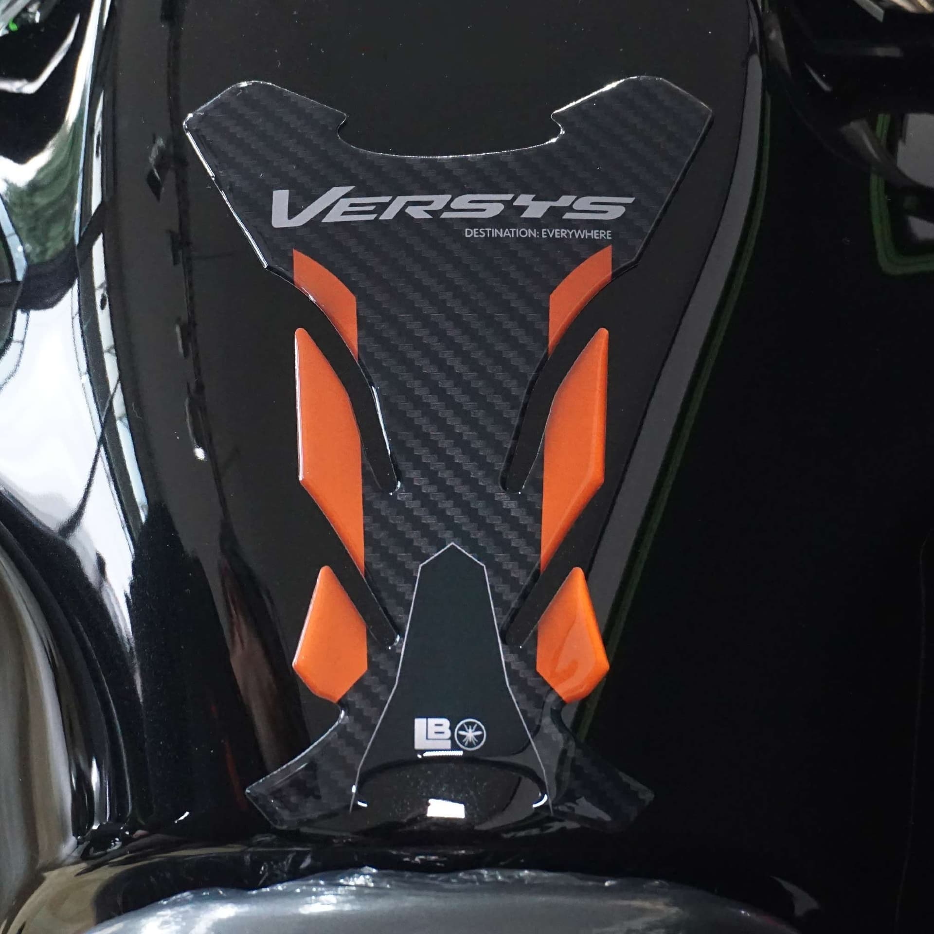 Adesivo 3D Paraserbatoio moto compatibile con Kawasaki Versys 1100 2025-2026 - 1