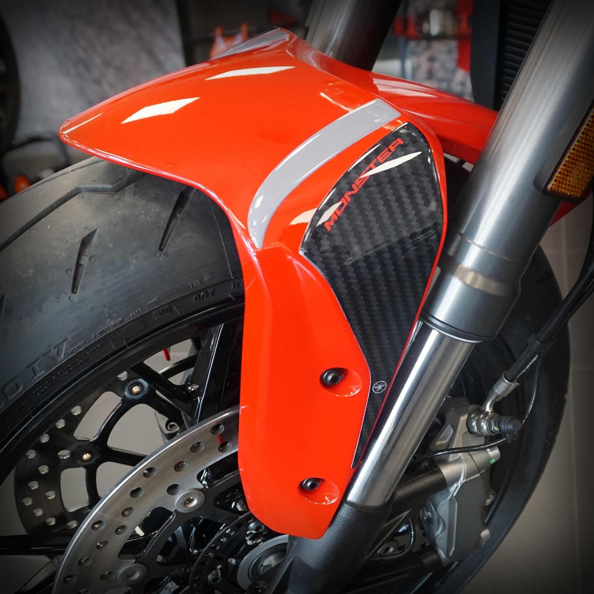 Adesivi 3D Protezioni Parasteli moto compatibili con Ducati Monster V2 2026